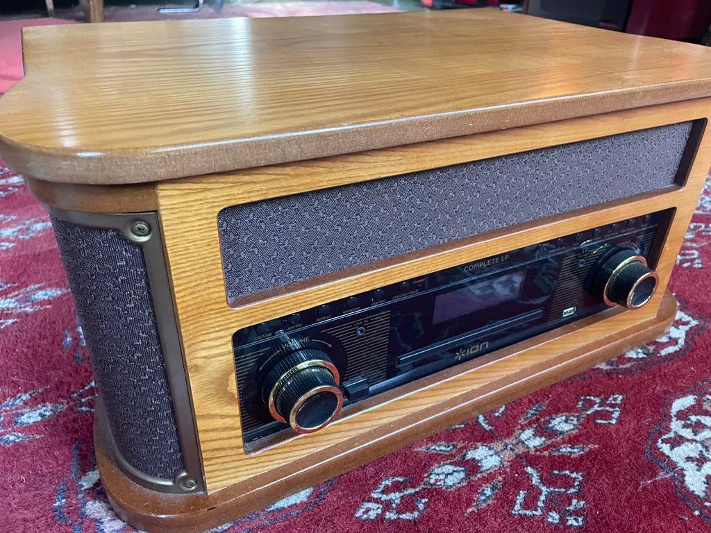 Moderne vintage style platenspeler en radio van het merk ION, Ophalen of Verzenden, Platenspeler