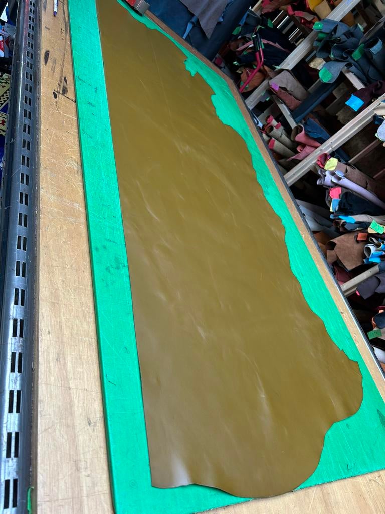 Olijf groen kalfs halve huid 1,5 mm dikte iets stug&glad A49, Enlèvement ou Envoi, Vert