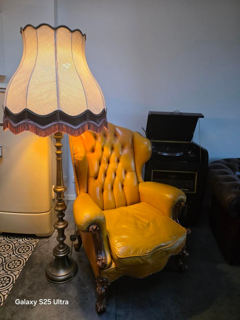 Gele chesterfield en evt. Vintage staande lamp, Huis en Inrichting, Ophalen