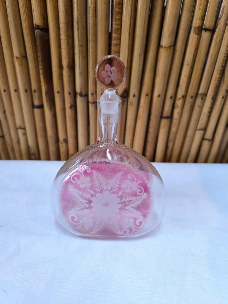 Petit flacon / bouteille à parfum vintage 1950 verre gravé, Antiquités & Art, Enlèvement ou Envoi