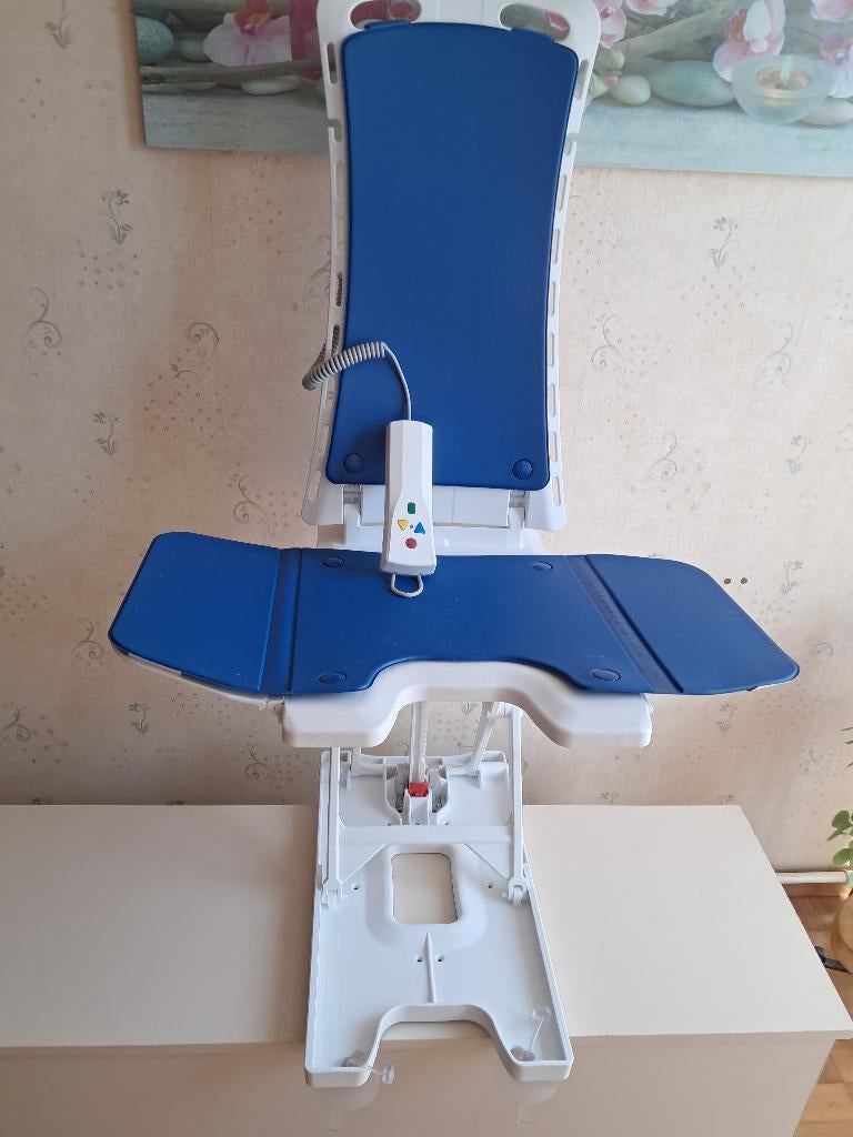 siège réhausseur de bain telecommandé, Divers, Matériel Infirmier, Comme neuf, Enlèvement