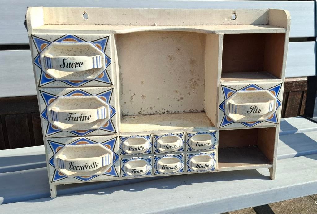 Étagère à épices antique, Enlèvement