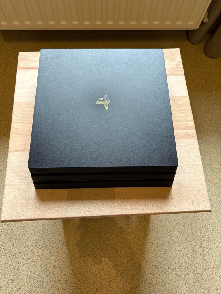 Ps4 pro avec deux jeux et deux manettes, Consoles de jeu & Jeux vidéo, Consoles de jeu | Sony PlayStation 4, Reconditionné, Pro