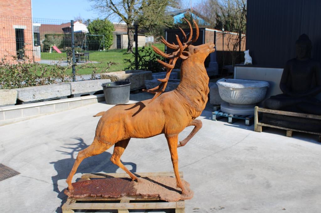 Roestig gietijzeren beeld van een groot staand hert, Ophalen, Nieuw, Metaal, Dierenbeeld