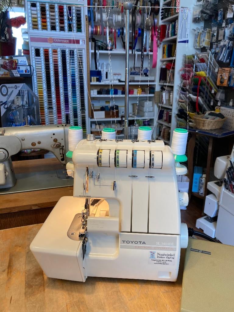 Toyota SL3404DE lockmachine - leuk om mee te starten!, Hobby & Loisirs créatifs, Machines à coudre & Accessoires, Comme neuf, Surjeteuse
