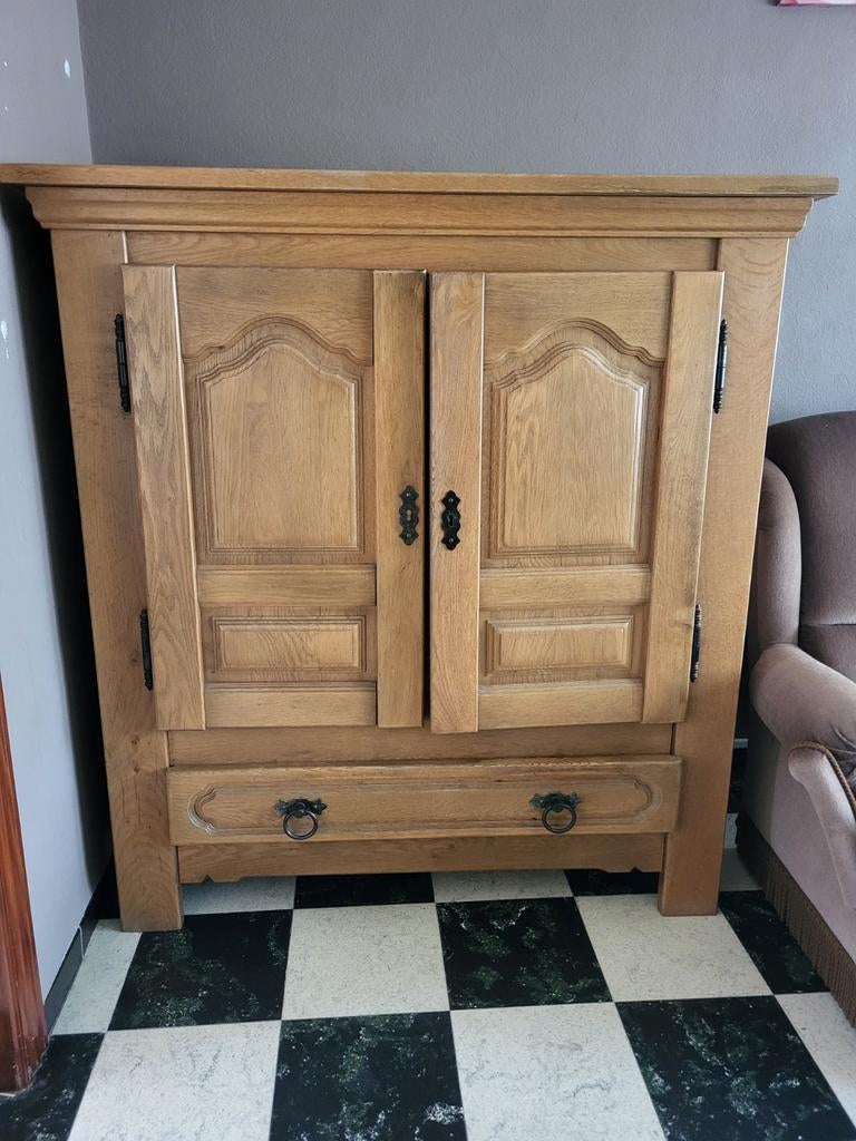 Kast .
132 breed
142 hoog
57 diep

Zware sterke uitvoering, Huis en Inrichting, Kasten | Buffetkasten, Ophalen