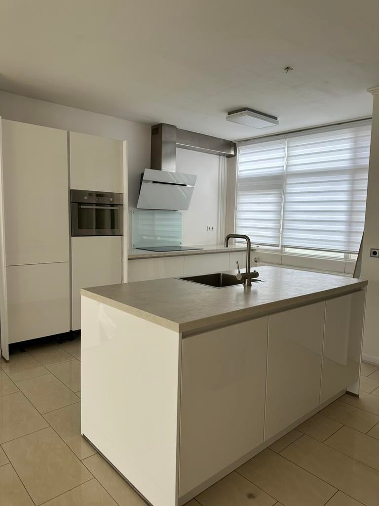 LUXE GLANS KEUKEN + 5 ELECTRO + GEDEMONTEERD, Huis en Inrichting, Keuken | Complete keukens, Ophalen, Zo goed als nieuw