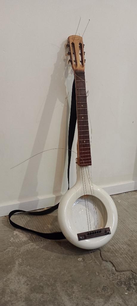 Guitare Surréaliste en Faïence d'Onnaing – Pièce Unique, Antiquités & Art, Enlèvement