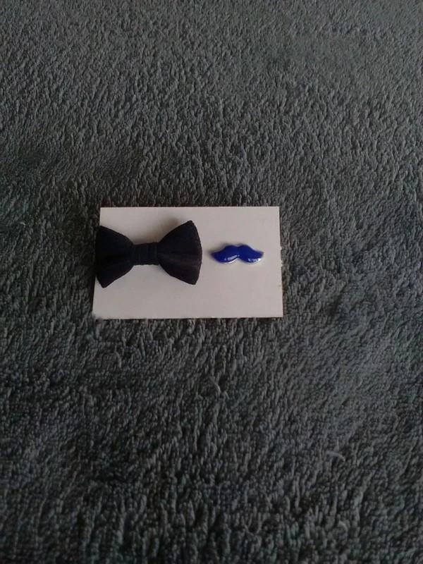 Oorbellen met strik/snor die niet bij elkaar passen, Handtassen en Accessoires, Oorbellen, Overige materialen, Blauw, Ophalen of Verzenden