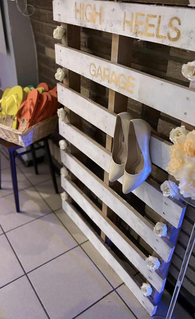 Trouw decoratie - hoge hakken garage, Ophalen, Zo goed als nieuw