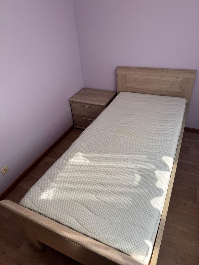 1 persoons bed met commode en nachtkastje., Huis en Inrichting, Slaapkamer | Complete slaapkamers, Ophalen, Zo goed als nieuw