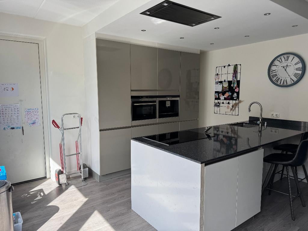 Cuisine complète avec îlot central et électroménager intégré, Maison & Meubles, Granit ou Pierre, Utilisé, Autres types, Blanc