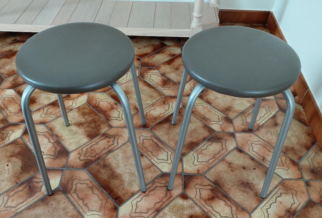 2 tabouretten/krukjes in heel goede staat, Ophalen, Zo goed als nieuw, IJzer