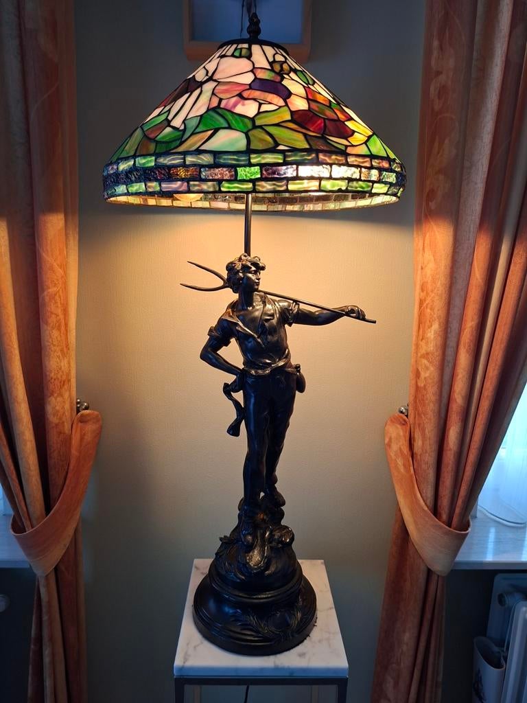 Tiffanylamp, bronzen beeld getekend., Ophalen