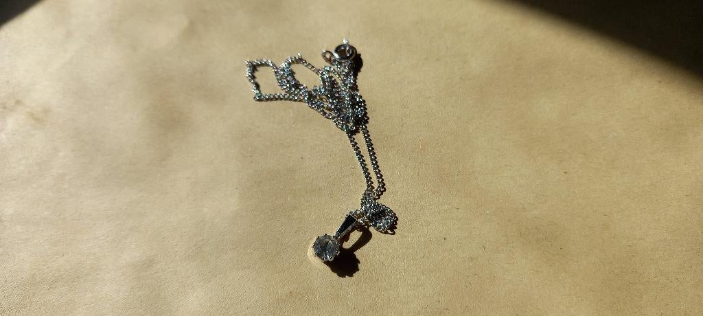 Collier en argent avec pendentif, Enlèvement ou Envoi, Avec pendentif, Comme neuf, Argent