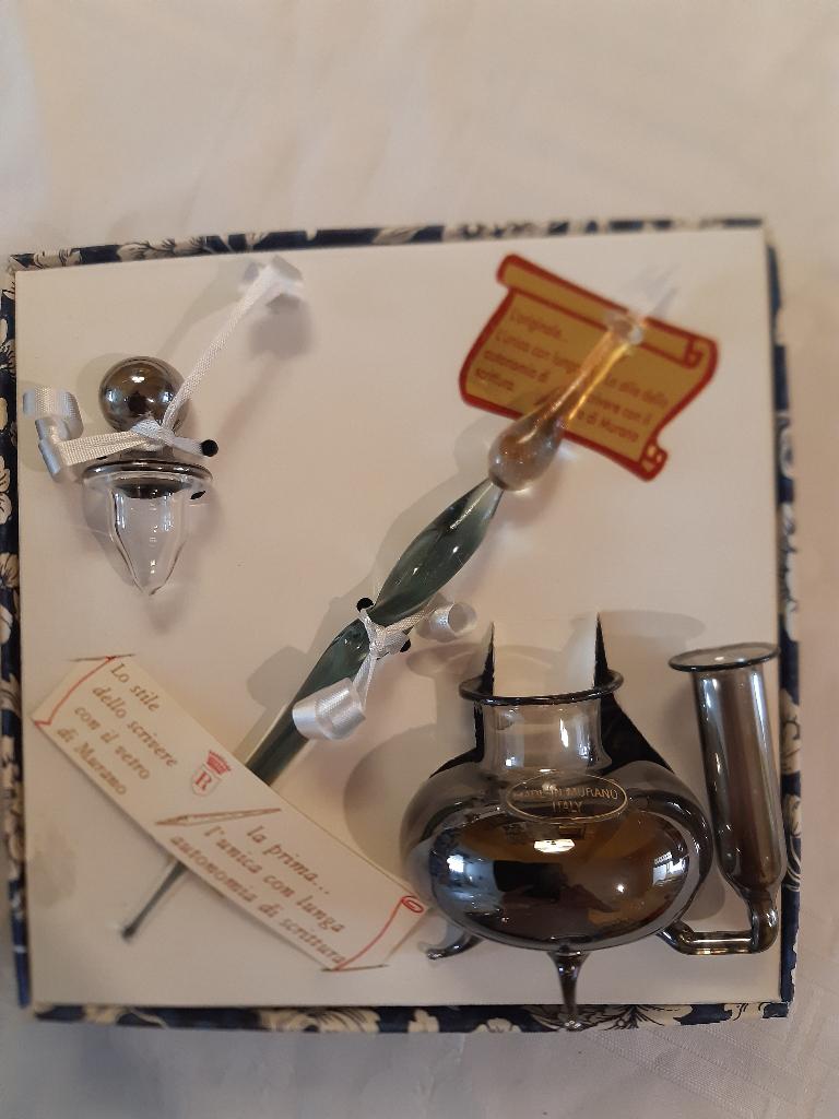 Plume en verre de Murano (Venise) et son encrier. NEUF., Antiquités & Art, Antiquités | Verre & Cristal, Enlèvement