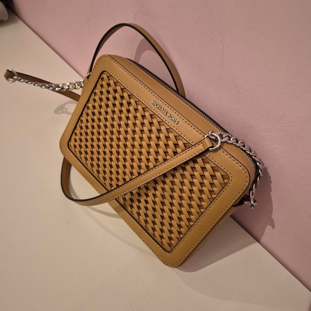 Michael Kors schoudertas crossbody, Handtassen en Accessoires, Tassen | Damestassen, Ophalen, Zo goed als nieuw, Beige, Schoudertasje