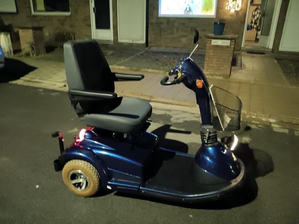 Scootmobiel met oplader en boekje.merk luna pride, Ophalen, Zo goed als nieuw