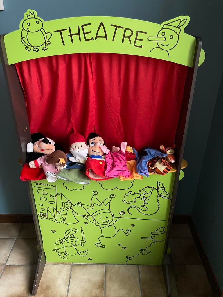 Poppenkast  + 8 poppen, Ophalen, Zo goed als nieuw