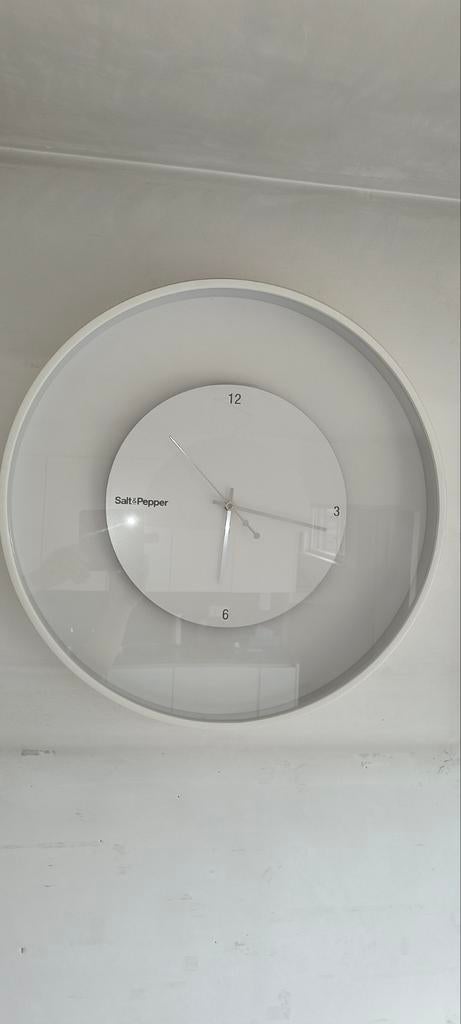 Salt & Pepper wandklok.  diameter 60, Enlèvement ou Envoi, Horloge murale