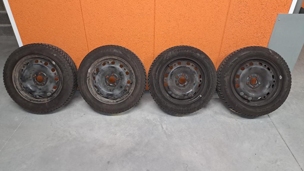Winterset voor Skoda – stalen velgen + winterbanden, Auto-onderdelen, Banden en Velgen, Gebruikt, 15 inch, Band(en), Ophalen