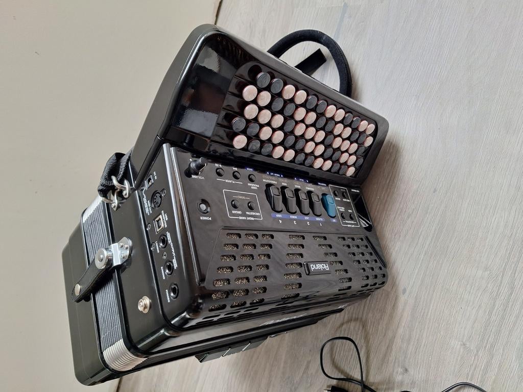 Accordeon Roland, Ophalen