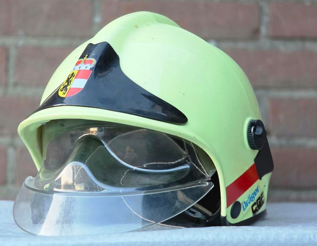Brandweerhelm brandweer casque pompier Oostenrijk Salzburg, Verzamelen, Militaria | Algemeen, Ophalen of Verzenden