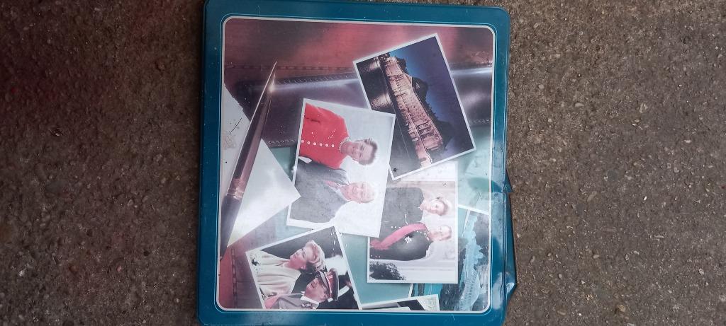 Anciennes boites en fer avec photos des rois et reines Belge, Collections, Enlèvement, Utilisé