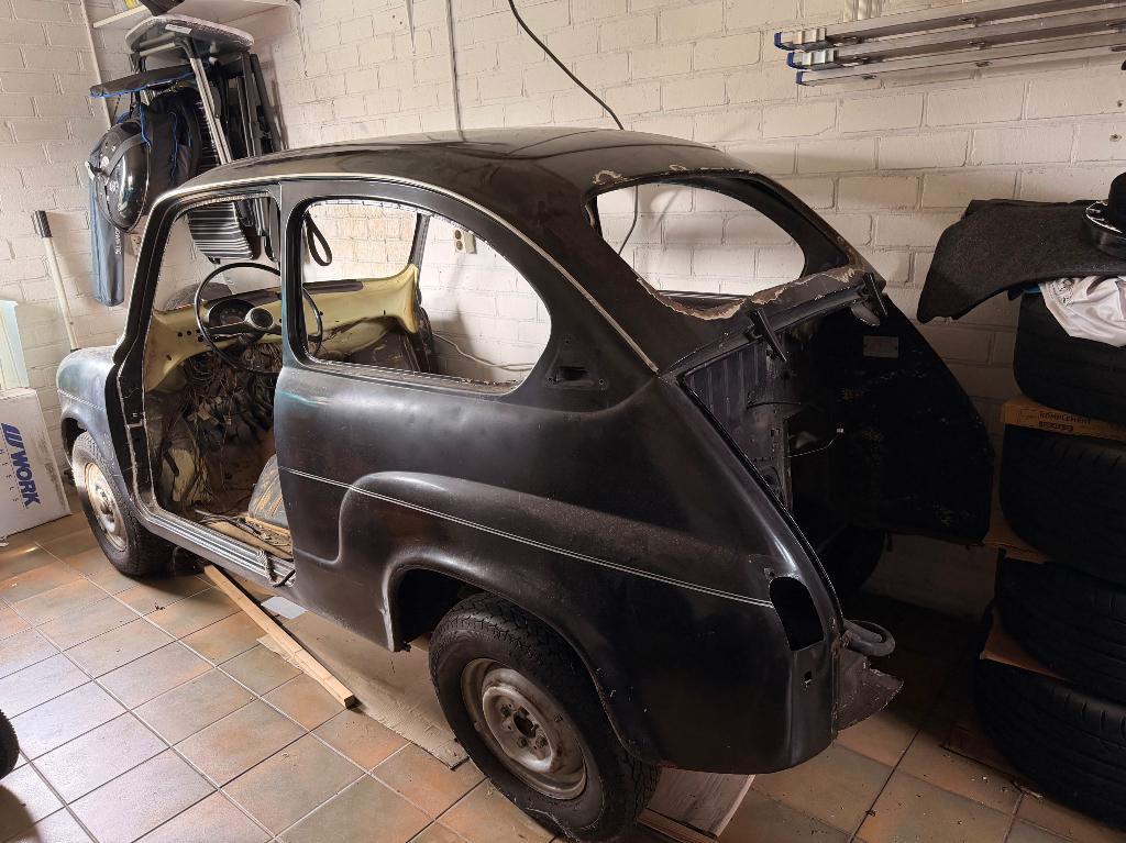 Leuk project: Fiat 600 L uit 1973 met dubbele onderdelen, 4 zetels, Zwart, Leder, Handgeschakeld