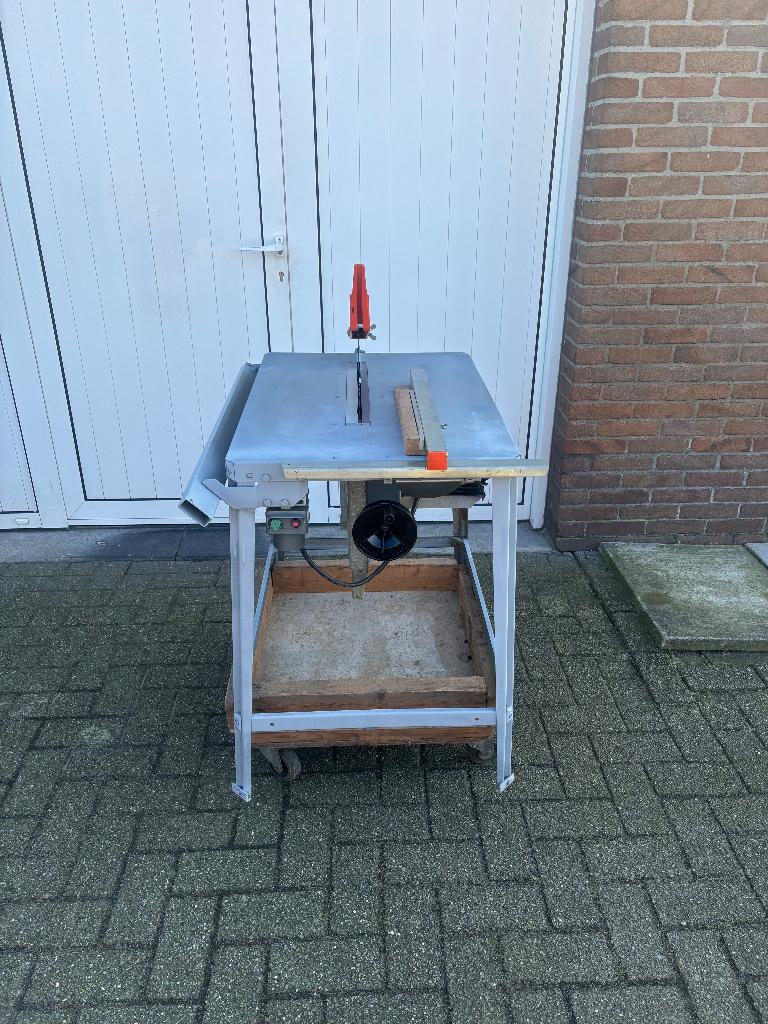 zaagtafel  op 220   v, Doe-het-zelf en Bouw, Ophalen, Cirkelzaag, Zo goed als nieuw, 1200 watt of meer
