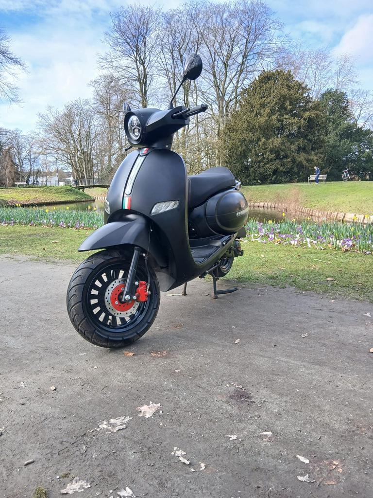 GTS KAPPUCCINO Met USB Klasse A toopstaat 5100km, Fietsen en Brommers, Scooters | SYM, Ophalen, Zo goed als nieuw
