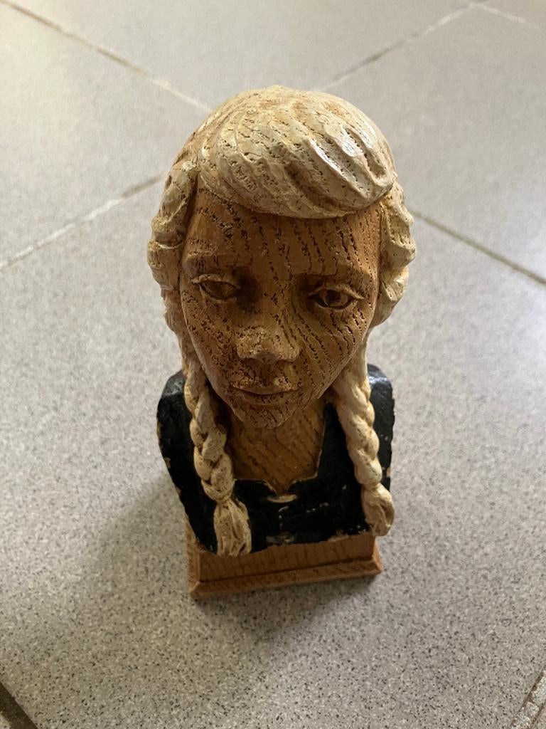 Buste décoratif d'une jeune fille en train de tresser, Enlèvement ou Envoi