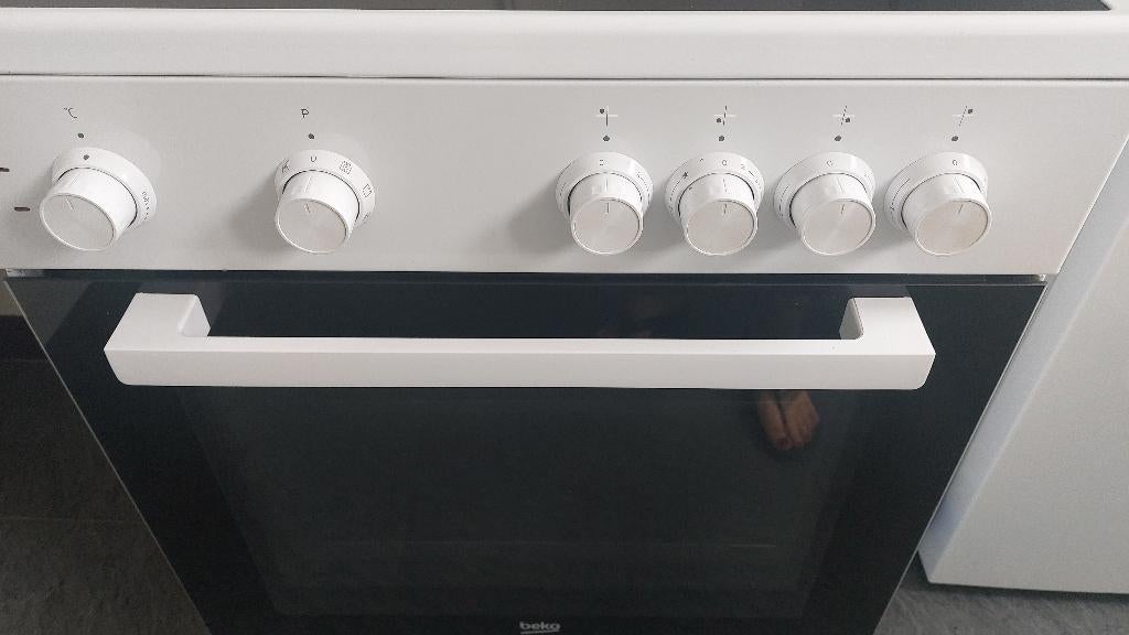 Cuisinière vitrocéramique Beko, Electroménager, 4 zones de cuisson, Céramique, Comme neuf, Enlèvement