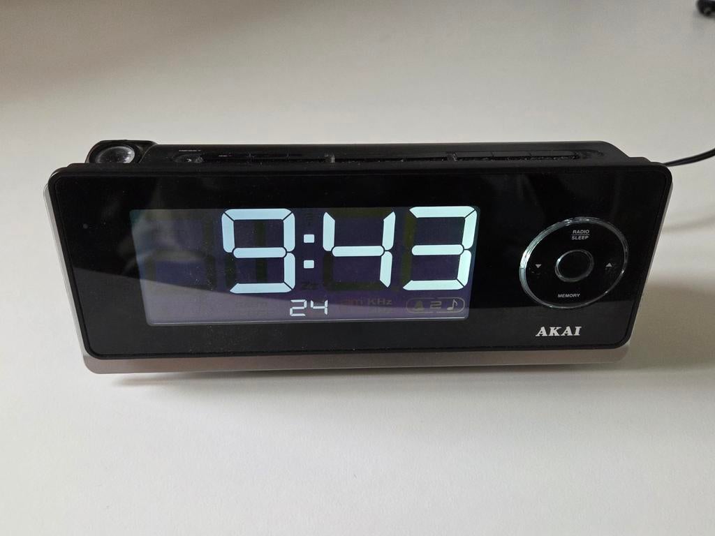 radio réveil Akai à projection d'heure, Enlèvement, Comme neuf, Digital