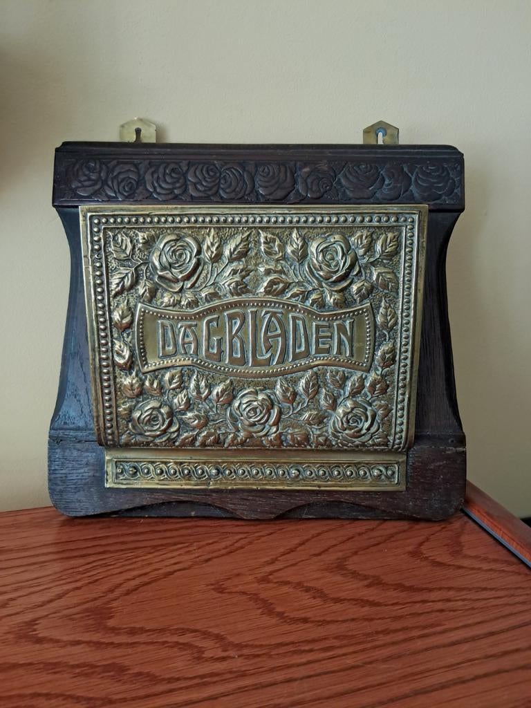 Murale antieke dagbladhouder, Ophalen