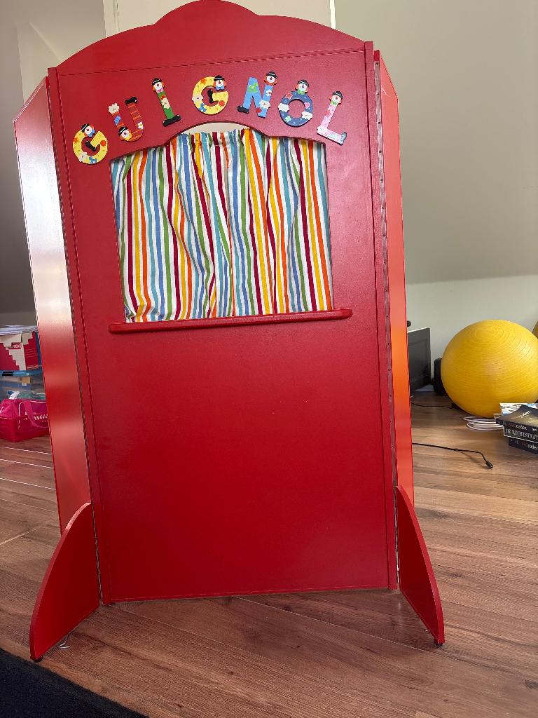 Théâtre pour enfants Guignol en bois rouge, Enfants & Bébés, Enlèvement ou Envoi, Utilisé, Meuble ou Kitchenette