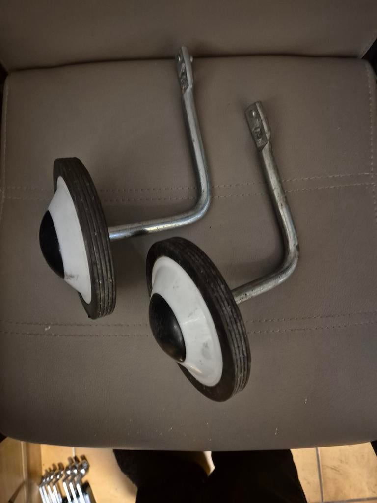 Hulp wielen, Enlèvement