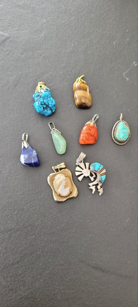 8 hangertjes ,2 natuurstenen en 1 stenen beeldje, Ophalen of Verzenden