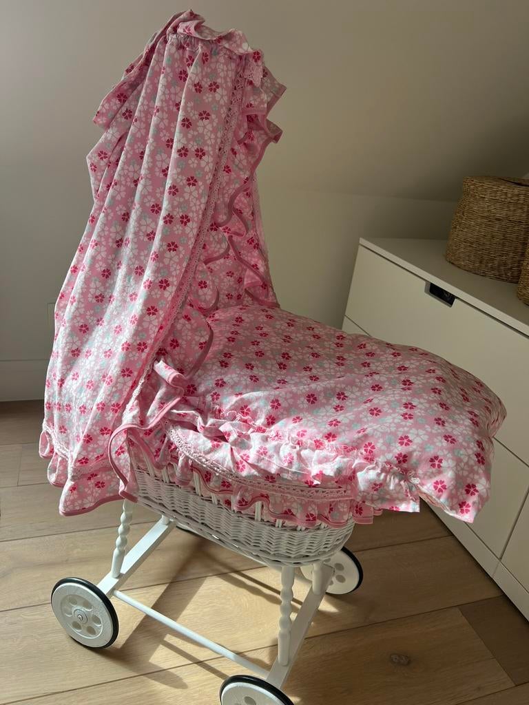 Berceau pour poupée dans les roseaux, Enfants & Bébés, Jouets | Poupées, Enlèvement, Utilisé, Baby Pop