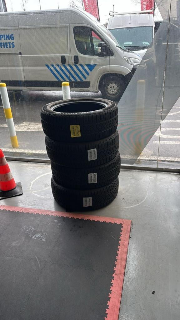 NIEUWE Winterbanden Set (4 stuks) SCORPION 235/50 R17, Auto-onderdelen, Banden en Velgen, Ophalen, Nieuw, 17 inch, Band(en)