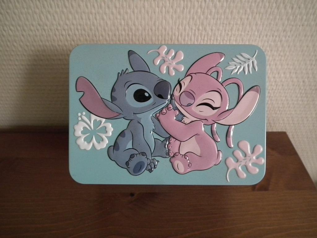 Metalen doos van Disney (Stitch & Angel) 14 x 10 x 8 cm., Verzenden, Overige figuren, Zo goed als nieuw, Overige typen