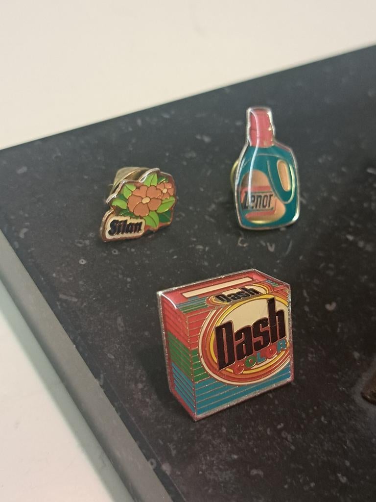 3 retro pins onderhoudsprodukten Silan, Dash en Lenor, Ophalen of Verzenden, Zo goed als nieuw