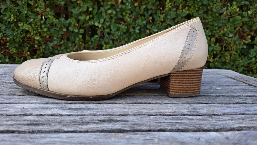 leder damesschoenen maat 40  met hak, Ophalen, Zo goed als nieuw, Beige