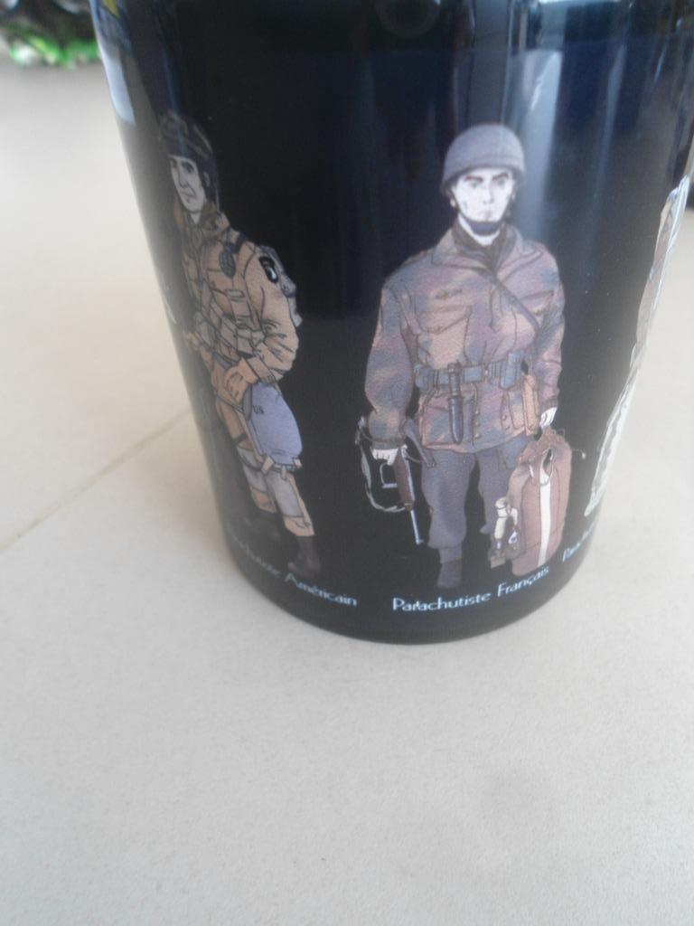 1944 MUG OVERLORD NORMANDY PARA, Verzamelen, Militaria | Tweede Wereldoorlog, Verzenden, Landmacht, Kunstobject