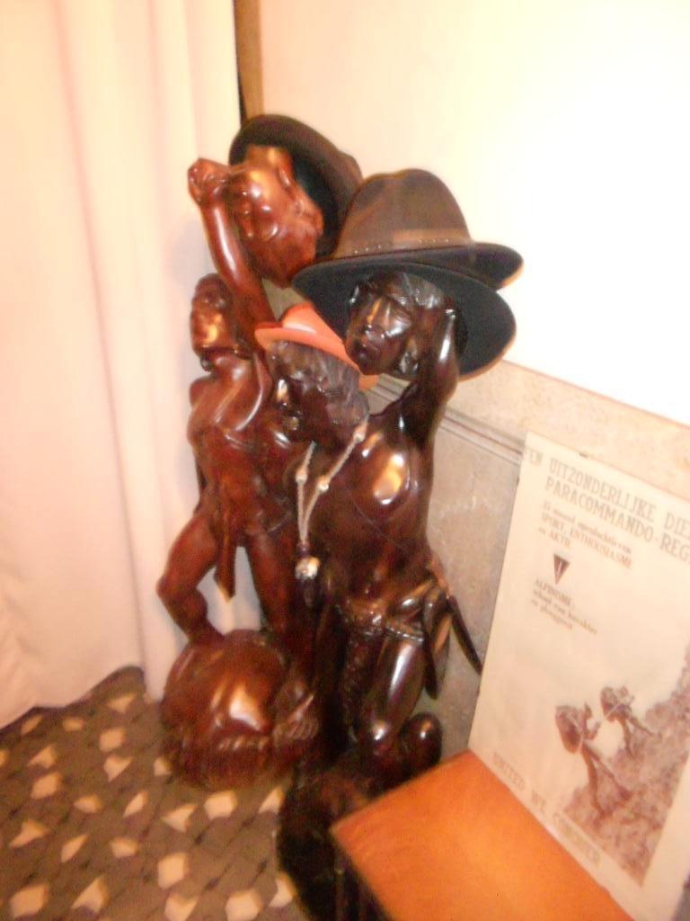 Houten beelden, Ophalen