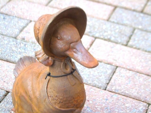 Standbeeld van een eend met een roestige gietijzeren hoed., Ophalen of Verzenden, Nieuw, Metaal, Dierenbeeld