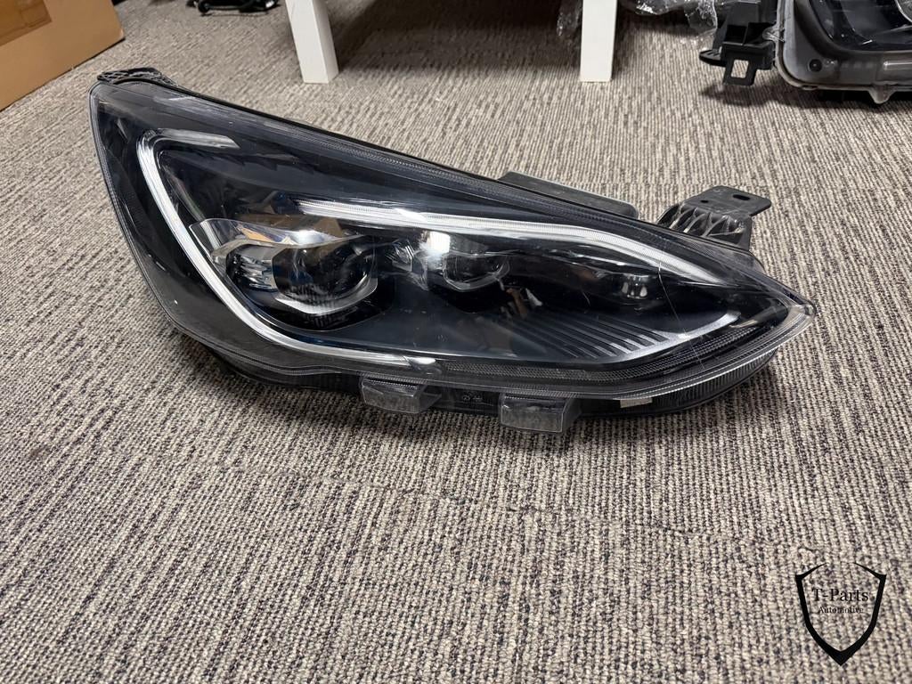 Phare droit Ford Focus jx7b13e016ae, Info@ford.com, Ford Motor Company, American Road 1
48126  Dearborn, Ford