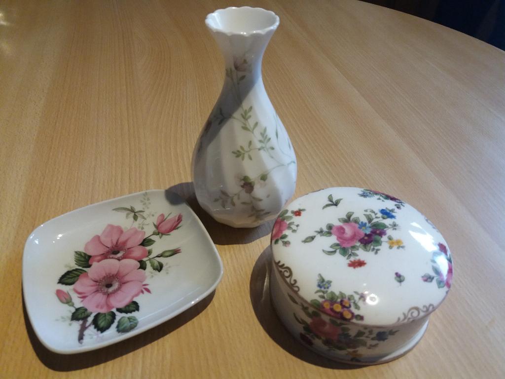 Bloemen op Limoges, Staffordshire en Wedgwood, Antiek en Kunst, Antiek | Keramiek en Aardewerk, Verzenden