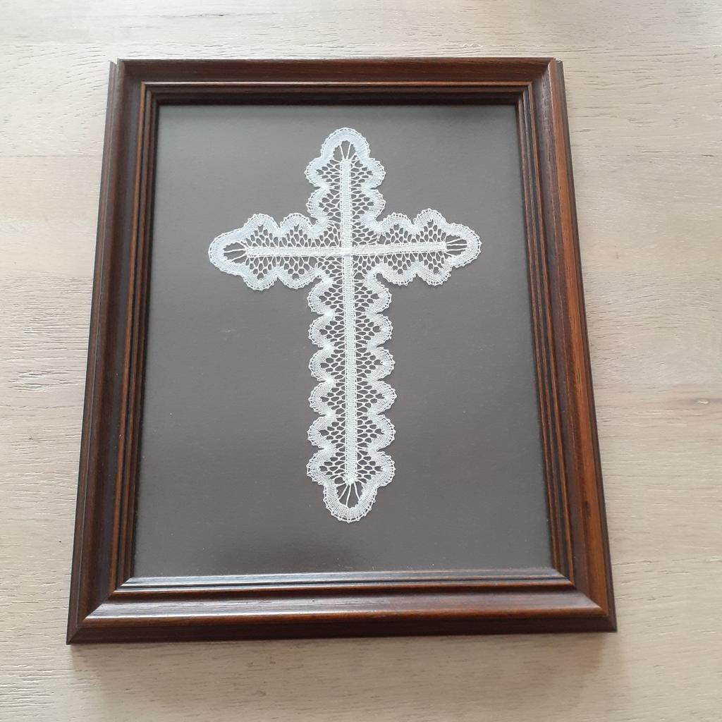 Croix en dentelle avec cadre., Enlèvement, Comme neuf