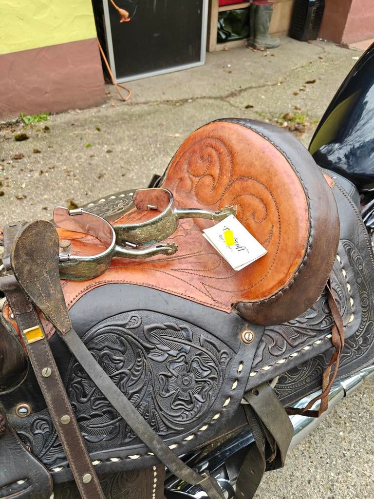 Western zadel 17inch met borstriem veldfles en sporen, Ophalen